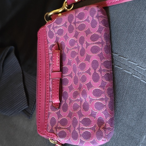 Coach Poppy Signature Bow Wristlet Fuchsia & Gold - Picture 17 of 17